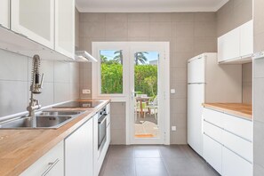Een koelkast, een microgolfoven, een oven, een vaatwasser