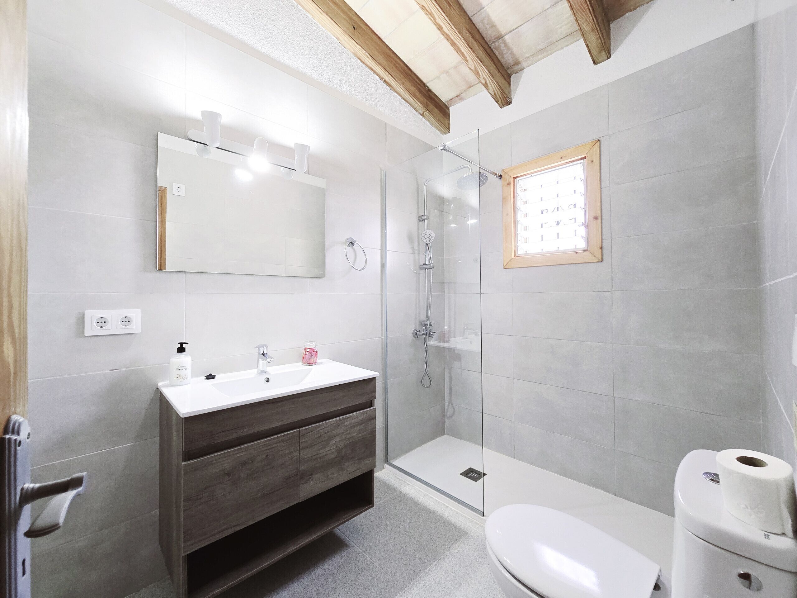 Bathtub, towels