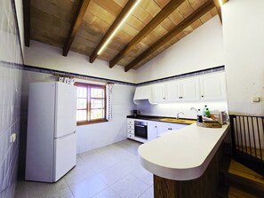 Jääkaappi, mikroaaltouuni, uuni, astianpesukone