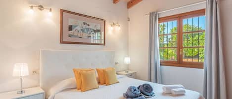 2 bedrooms, in-room safe, iron/ironing board, free WiFi
