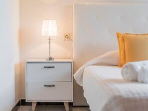 2 makuuhuonetta, tallelokero huoneessa, silitysrauta/-lauta