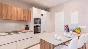 Réfrigérateur, micro-ondes, four, lave-vaisselle