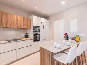 Jääkaappi, mikroaaltouuni, uuni, astianpesukone