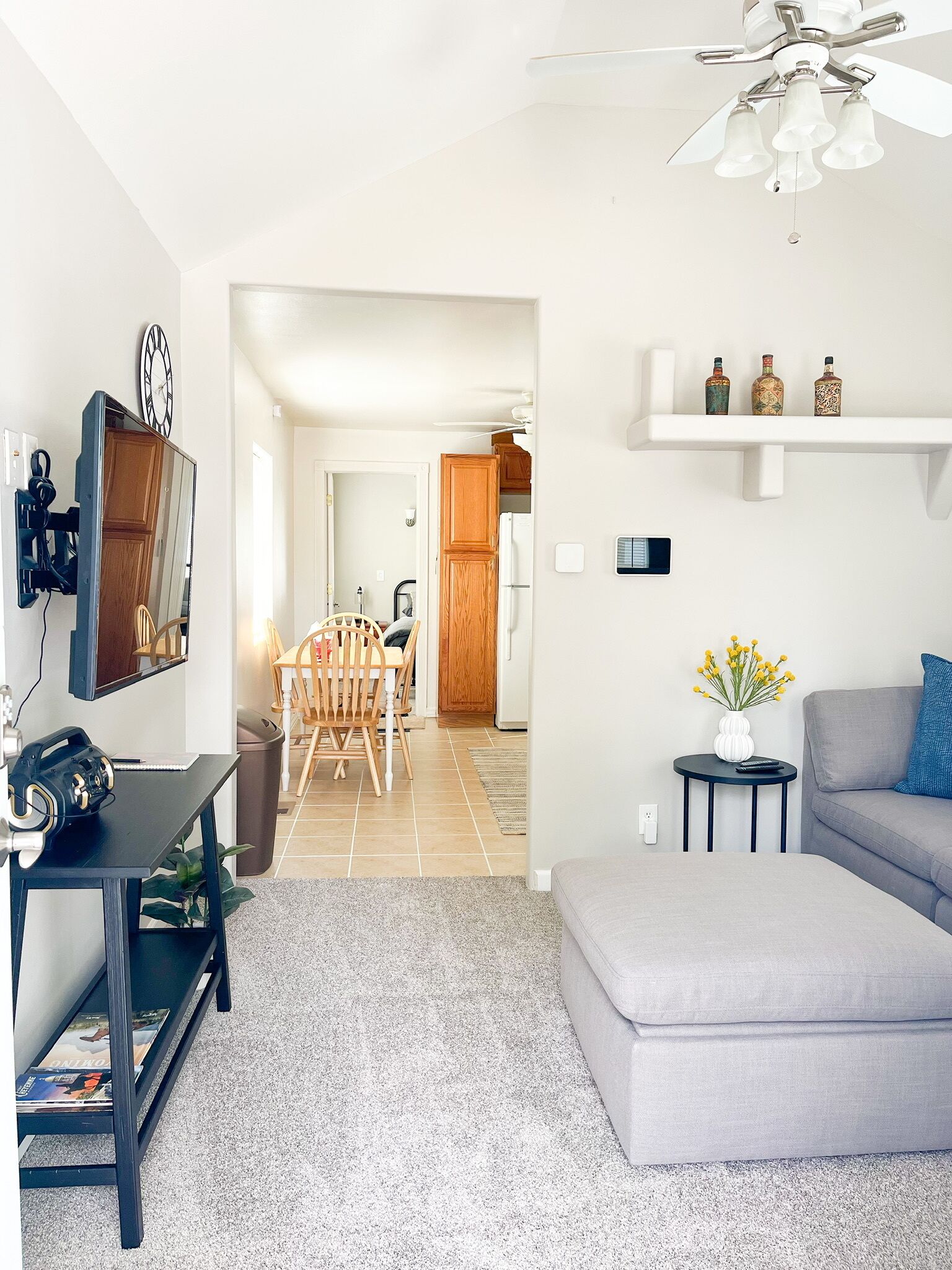 Una Smart TV, libros, un reproductor estéreo