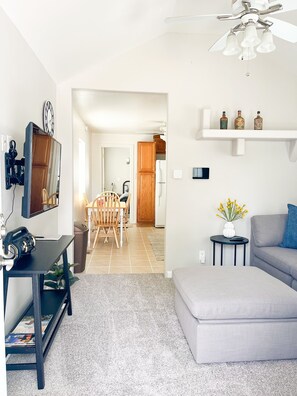 TV connectée, livres, chaîne hi-fi