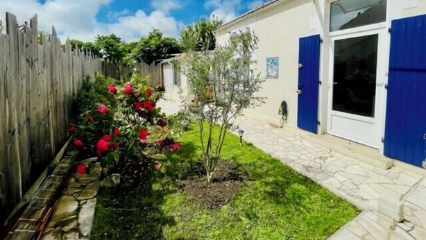 Unclassified image, 1 of 9, button - house with loggia - quiet and sunny (La Rochelle)