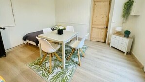 Unclassified image, 2 of 9, button - house with loggia - quiet and sunny (La Rochelle)