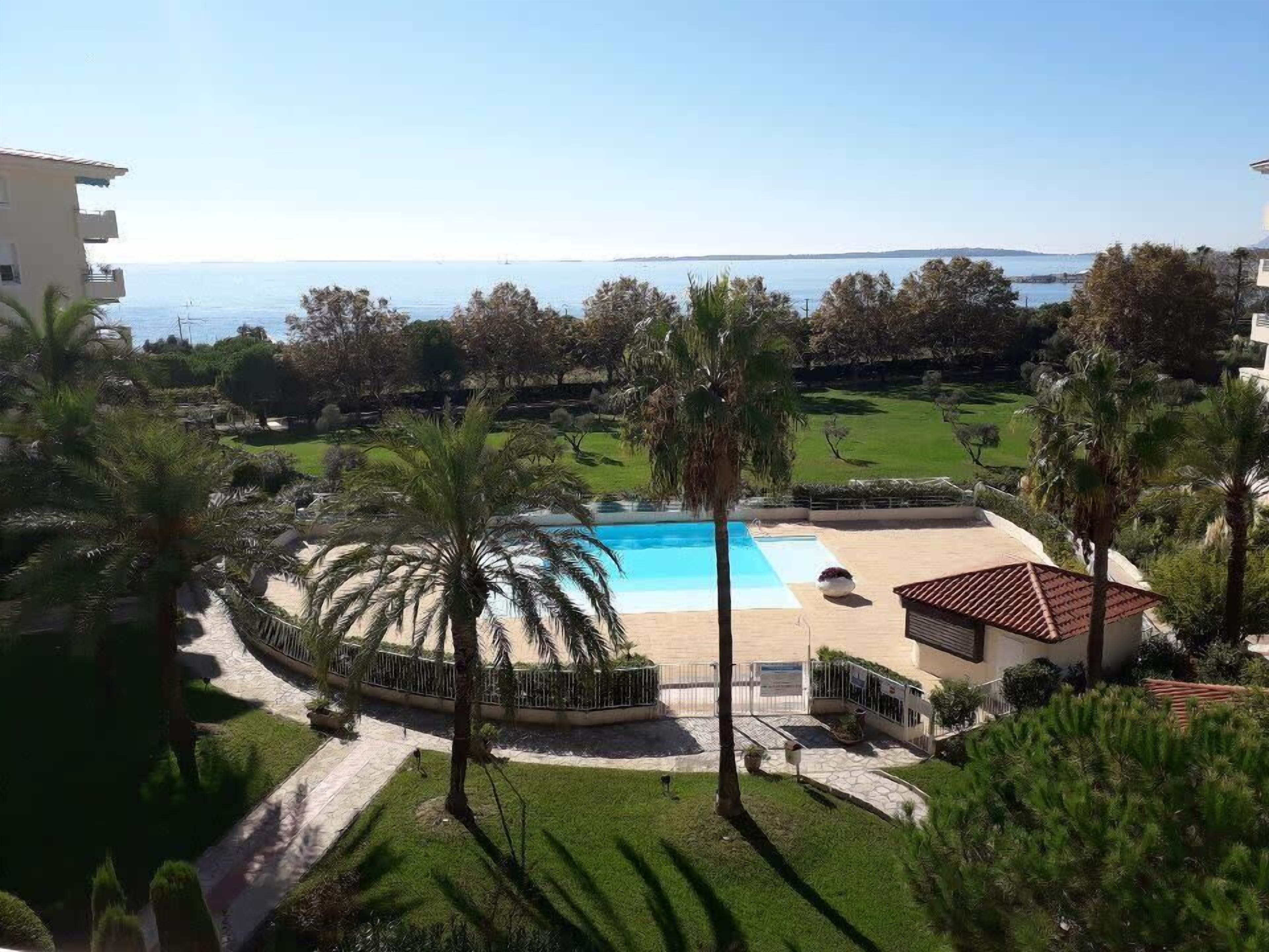 Cosy little cocoon with pool and sea view