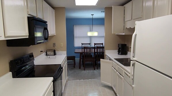 Microwave, oven, stovetop, dishwasher - Luxury Condo with Pool View & Beach in Biloxi, MS (Biloxi)