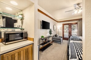 2 عدّة غرف نوم ومكواة/لوح كي وواي فاي مجانًا وملاءات أسرّة