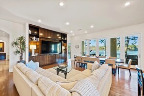 TV connectée, cheminée, jeux vidéo, baby-foot