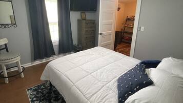 2 bedrooms, desk, iron/ironing board, WiFi