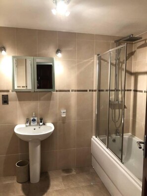 Appartement, Plusieurs lits | Salle de bain | Ensemble baignoire-douche, baignoire profonde, séchoir à cheveux