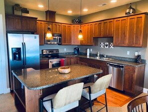 Kylskåp, mikrovågsugn, ugn och spishäll