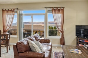 Smart TV - B35 Home by pool & Gorge shuttle (Quincy)