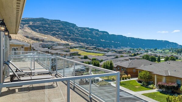 Terrace/patio - B35 Home by pool & Gorge shuttle (Quincy)