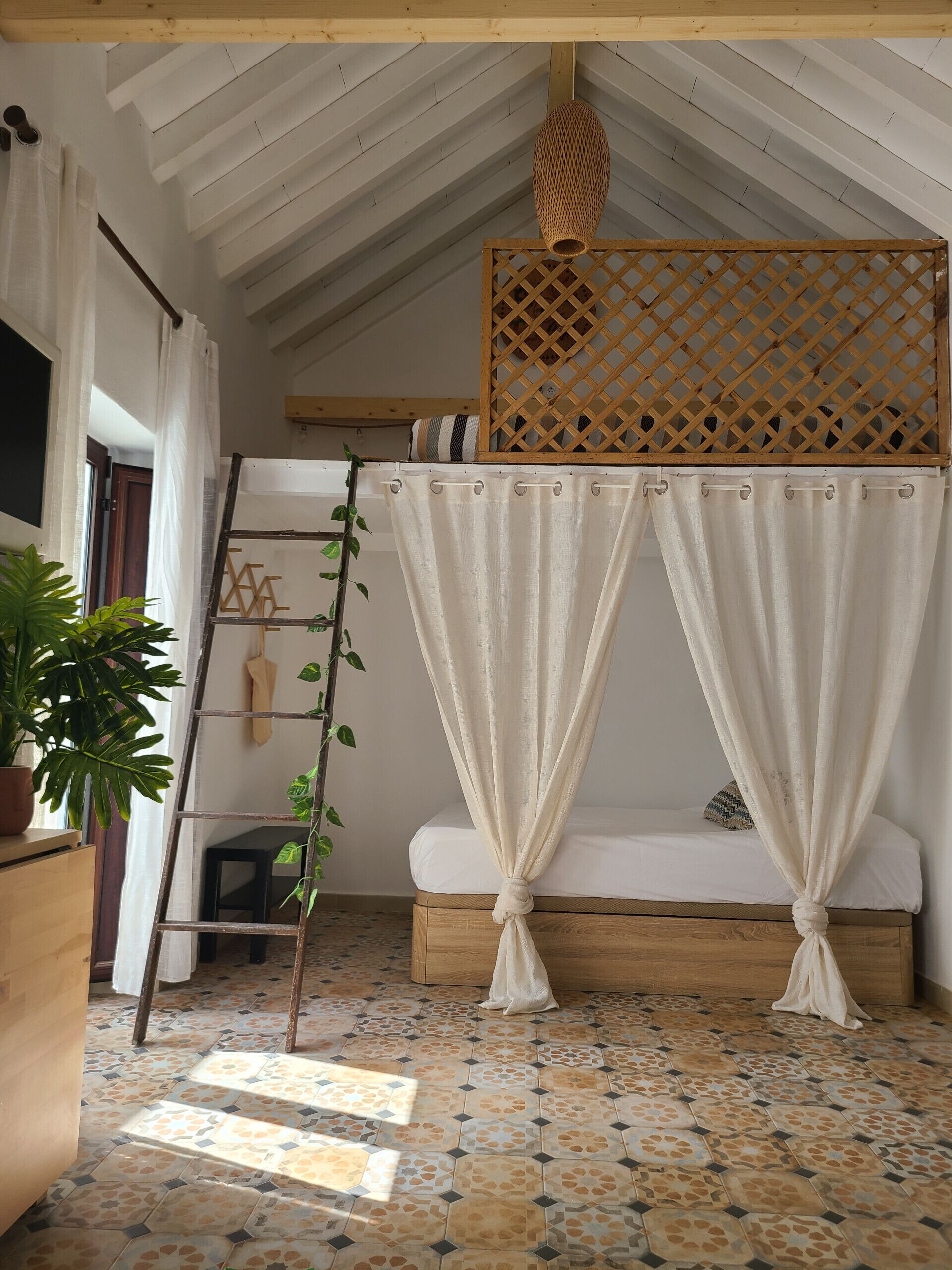 Iron/ironing board, bed sheets