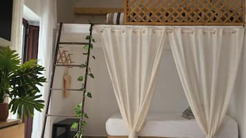 Tabla de planchar con plancha y ropa de cama