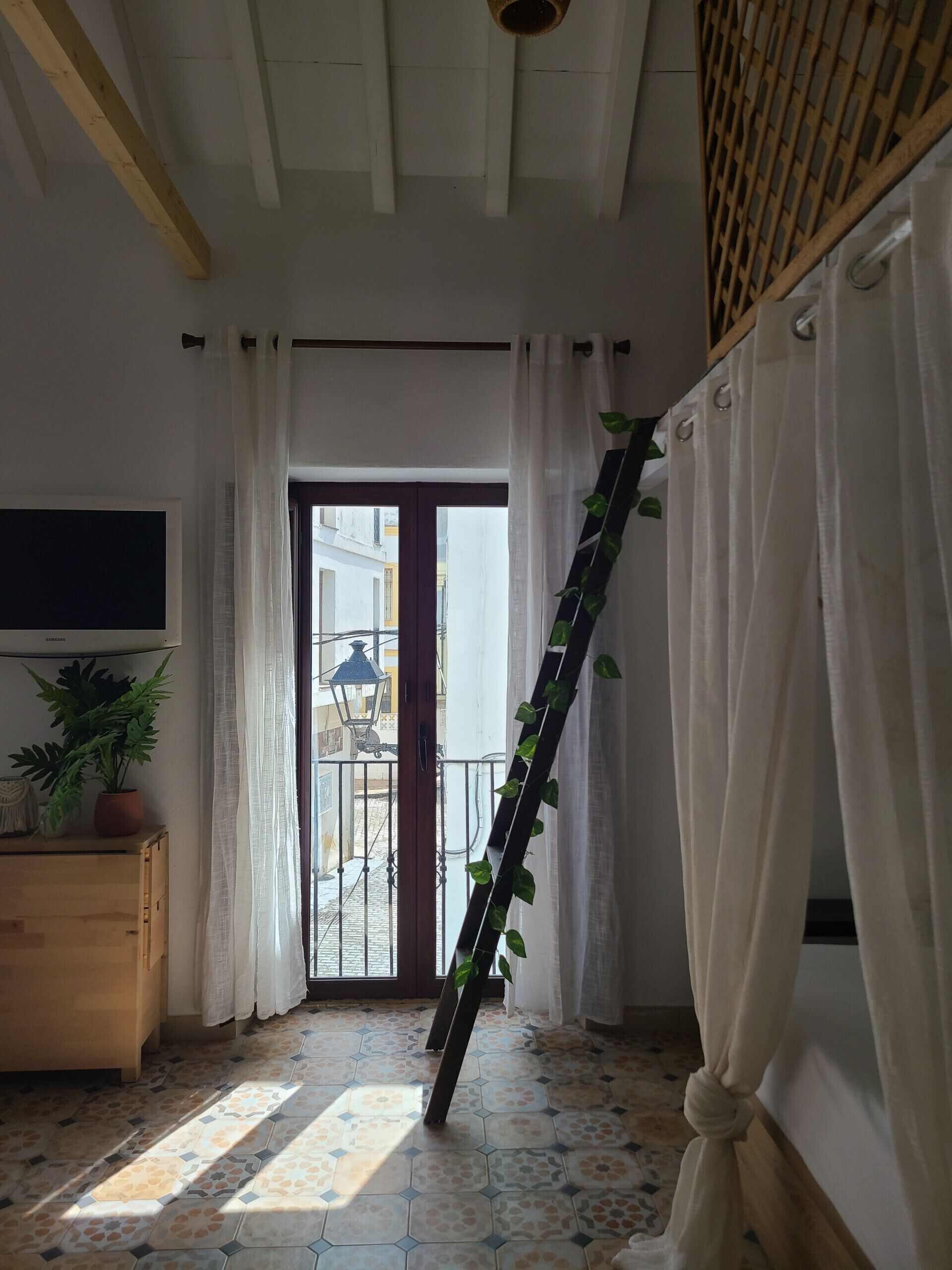 Tabla de planchar con plancha y ropa de cama