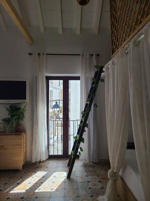 Iron/ironing board, bed sheets