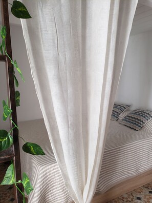 Iron/ironing board, bed sheets