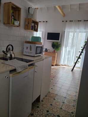 Fridge, microwave, coffee/tea maker, electric kettle