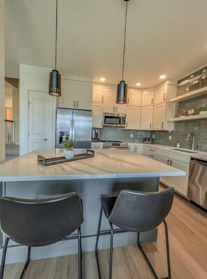 Fridge, microwave, oven, stovetop - B51-Executive Getaway Sunserra Columbia River (Quincy)