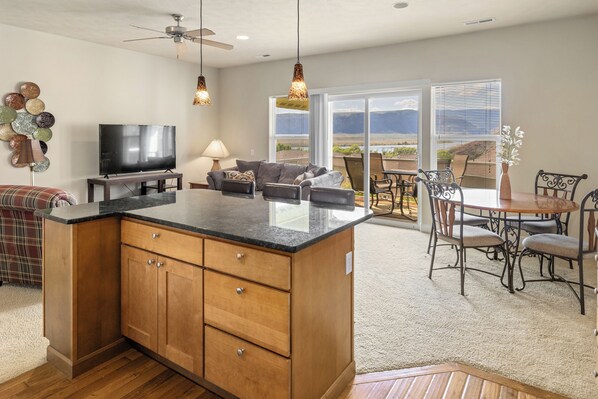 Smart TV - B66-Cozy condo w/2 patios Sunserra Gorge shuttles (Quincy)