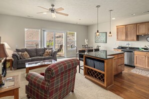 Smart TV - B66-Cozy condo w/2 patios Sunserra Gorge shuttles (Quincy)