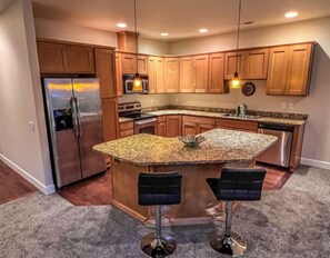 Een koelkast, een magnetron, een oven, een kookplaat