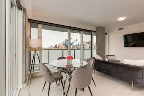 Interior - *Friendly* City Suite in Kensington *2bed+2Bath* (Calgary)