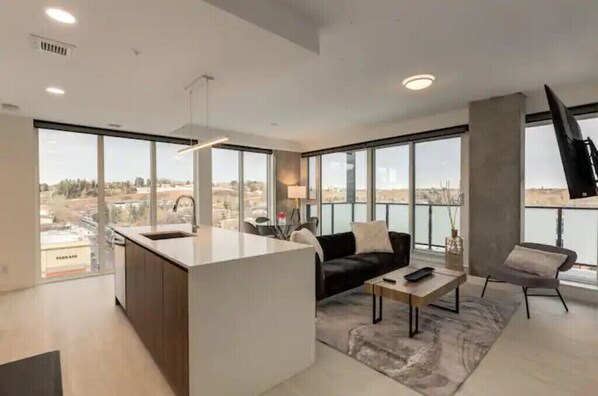 Living area - *Friendly* City Suite in Kensington *2bed+2Bath* (Calgary)