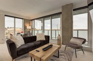 Living area - *Friendly* City Suite in Kensington *2bed+2Bath* (Calgary)