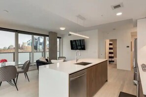 Private kitchen - *Friendly* City Suite in Kensington *2bed+2Bath* (Calgary)