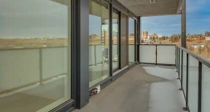 *Rare View* Amazing Condo in Trendy Kensington
