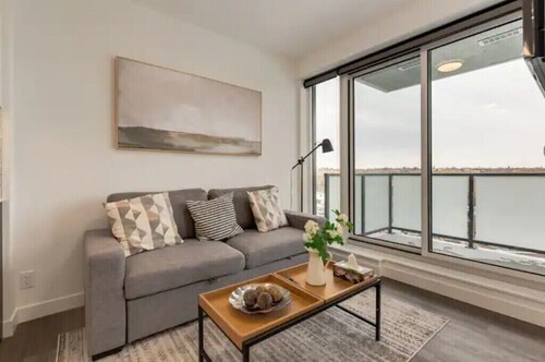 *Rare View* Amazing Condo in Trendy Kensington