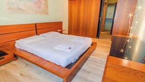 2 makuuhuonetta, silitysrauta/-lauta, ilmainen Wi-Fi, vuodevaatteet