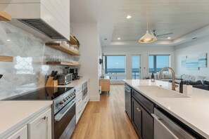 Fridge, microwave, oven, stovetop - St. George Island Pool, Hot Tub & Beach Access (Saint George Island)