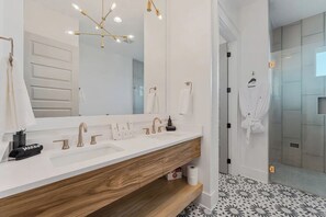 Hair dryer, towels, soap, shampoo - St. George Island Pool, Hot Tub & Beach Access (Saint George Island)