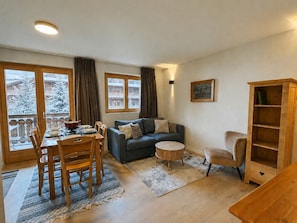 A cozy living room with a dining area, a sofa, a coffee table, and a bookshelf. - Pracondu 2 203 - OUTDOOR & FUN apartment 5 pers (Haute-Nendaz)