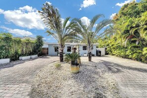 Property grounds - Seahorse Ranch| 3BR Heated Pool | Home near Beach (Fort Lauderdale)