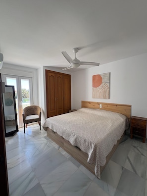 1 dormitorio, tabla de planchar con plancha, wifi gratis y ropa de cama