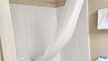 Combined shower/tub, free toiletries, hair dryer, towels