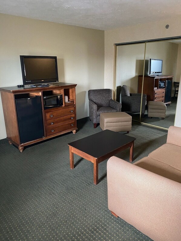 Premium Suite | Laptop workspace, blackout drapes, iron/ironing board, free WiFi - The Boardwalk Inn (Branson)