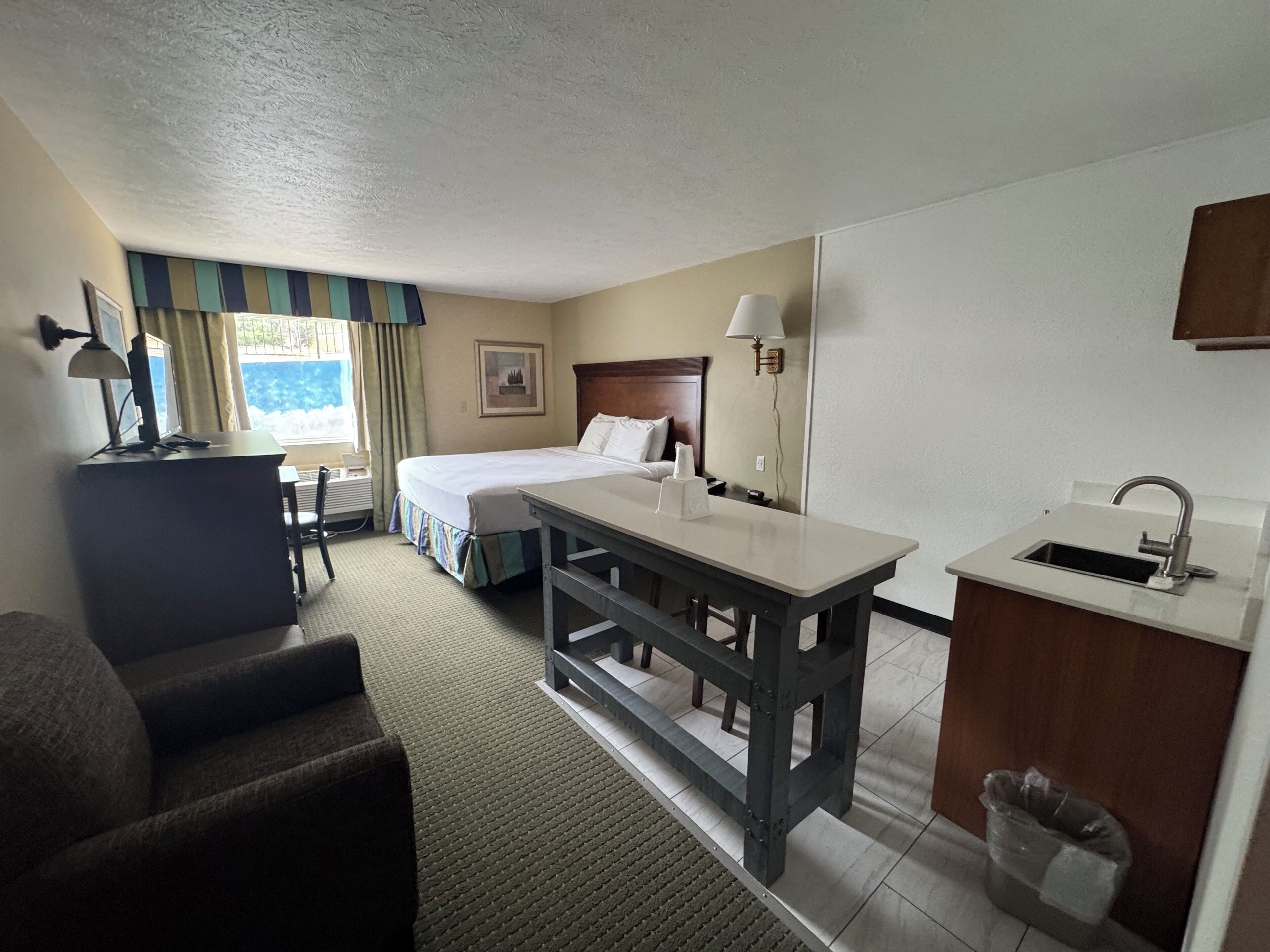 غرفة فردية فاخرة | مساحة عمل للكمبيوتر المحمول وستائر تعتيم ومكواة/لوح كي وواي فاي مجانًا