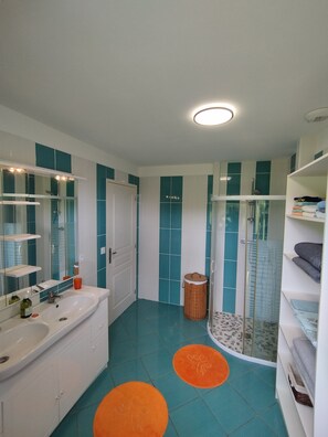 Een douche, een haardroger, handdoeken, toiletpapier