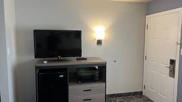 Phòng Suite Tiêu chuẩn | 1 phòng ngủ, bàn, màn/rèm cản sáng
