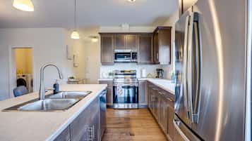 Full-sized fridge, microwave, oven, stovetop