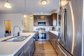 Réfrigérateur grande capacité avec congélateur, four à micro-ondes