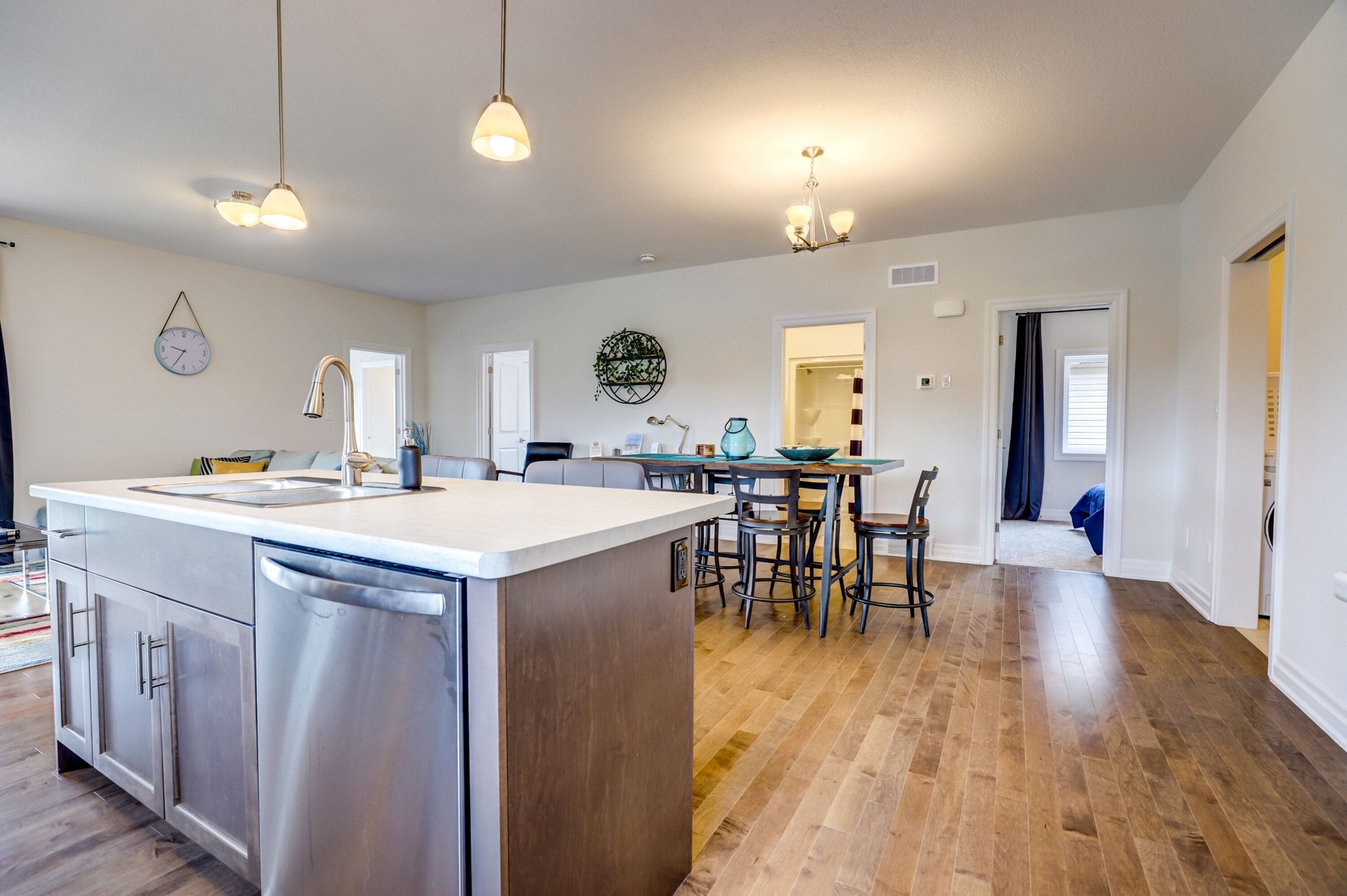 Full-size fridge, microwave, oven, stovetop